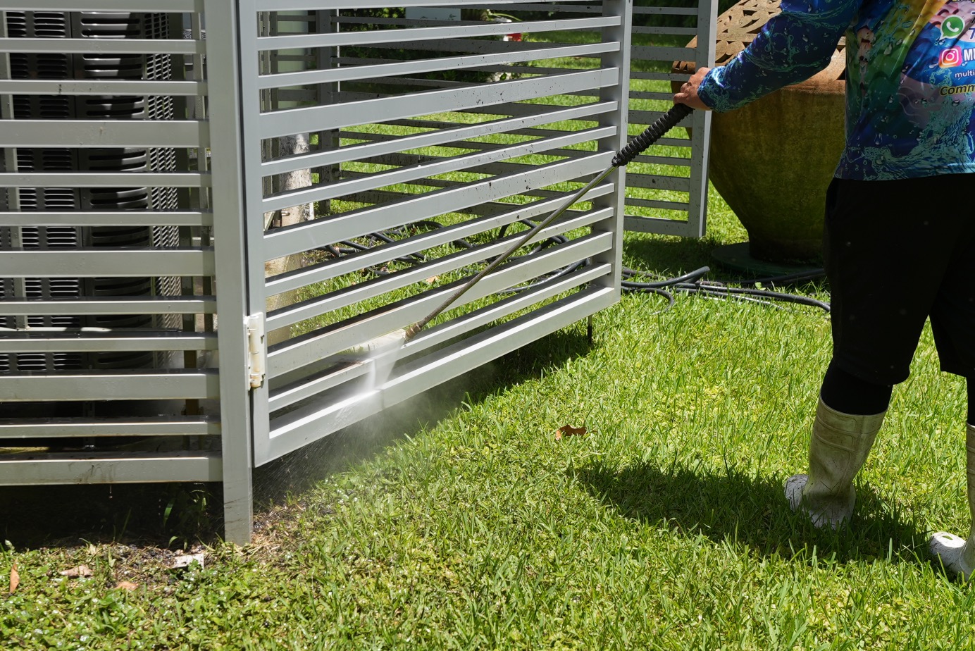 Fence pressure cleaning service in Hialeah Florida
