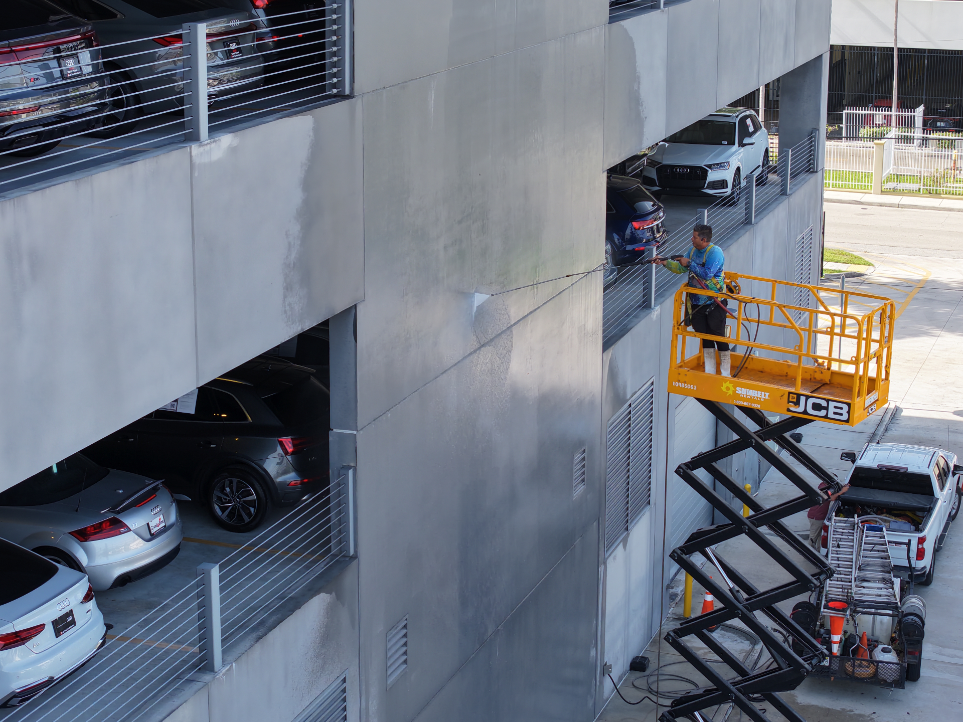 Parking garage pressure cleaning service in Hialeah FL